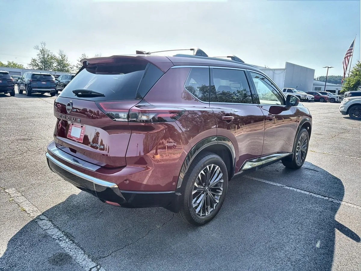 2025 Nissan Rogue Platinum FWD thumbnail 8