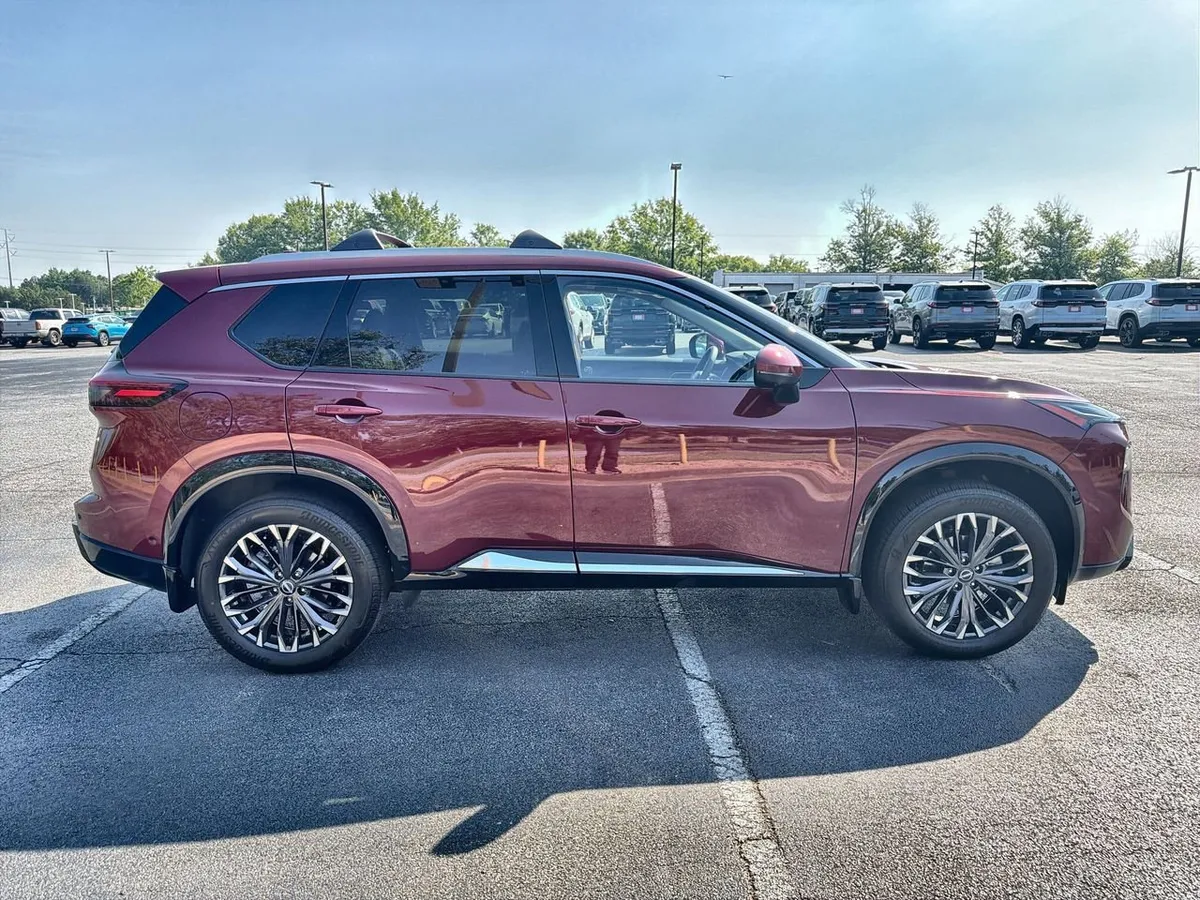 2025 Nissan Rogue Platinum FWD thumbnail 9