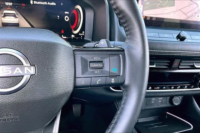 2025 Nissan Rogue Platinum thumbnail 11