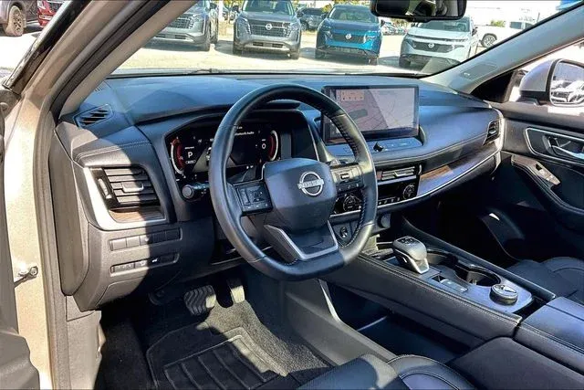 2025 Nissan Rogue Platinum thumbnail 14