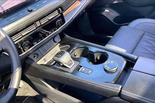 2025 Nissan Rogue Platinum thumbnail 15