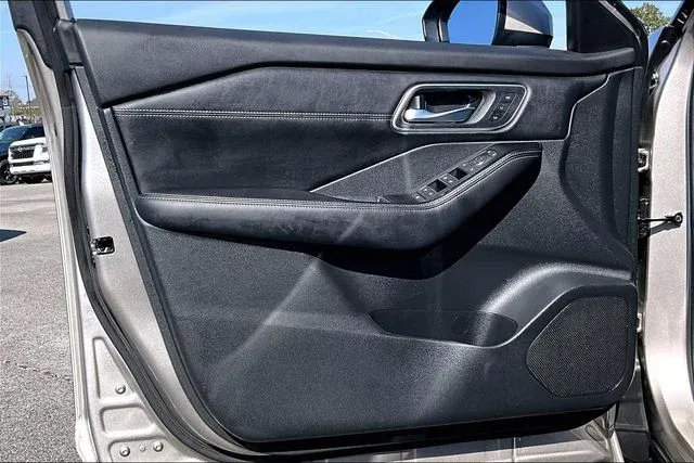 2025 Nissan Rogue Platinum thumbnail 17