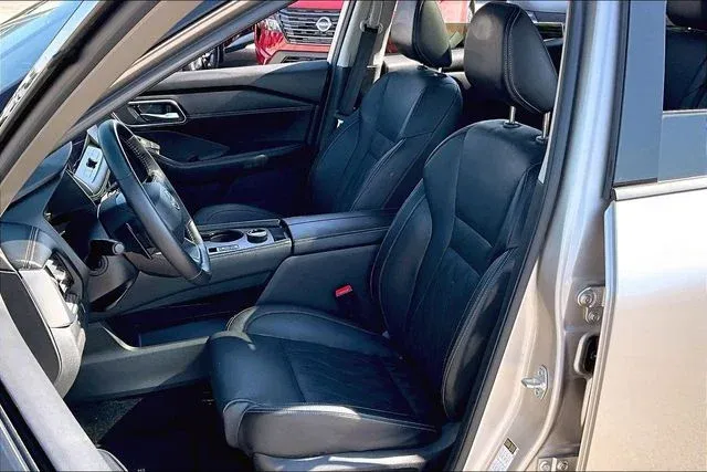2025 Nissan Rogue Platinum thumbnail 18