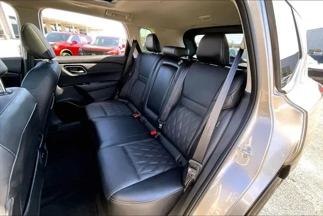 2025 Nissan Rogue Platinum thumbnail 19
