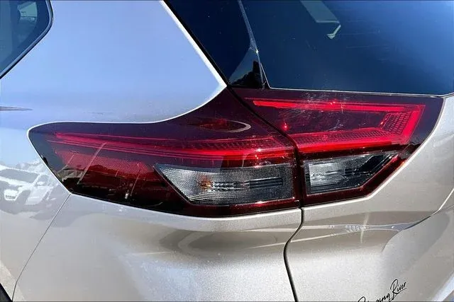 2025 Nissan Rogue Platinum thumbnail 20