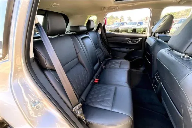 2025 Nissan Rogue Platinum thumbnail 22