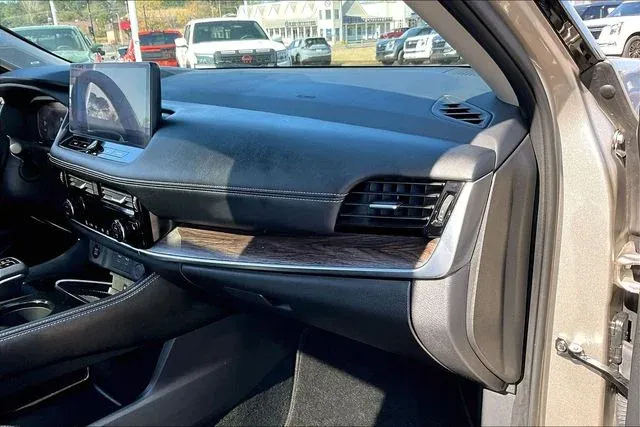 2025 Nissan Rogue Platinum thumbnail 23