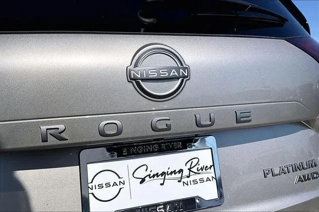 2025 Nissan Rogue Platinum thumbnail 26