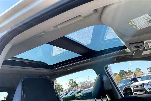 2025 Nissan Rogue Platinum thumbnail 27