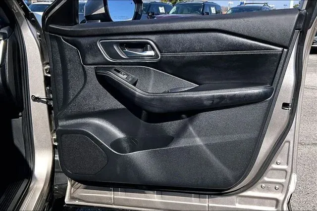 2025 Nissan Rogue Platinum thumbnail 28