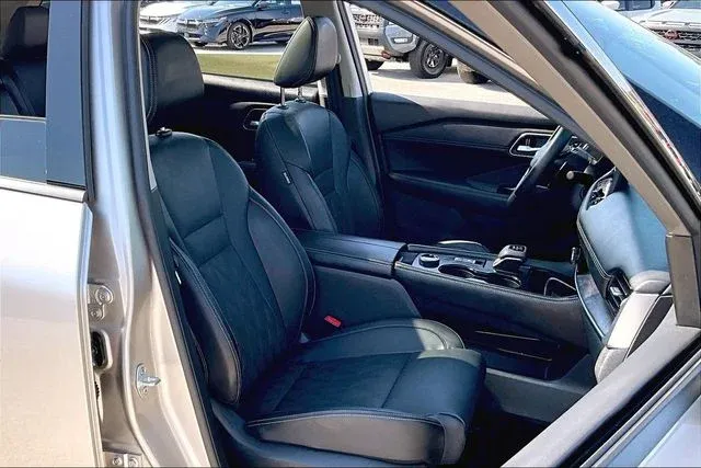 2025 Nissan Rogue Platinum thumbnail 29
