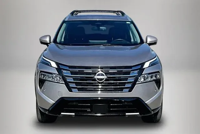 2025 Nissan Rogue Platinum thumbnail 3