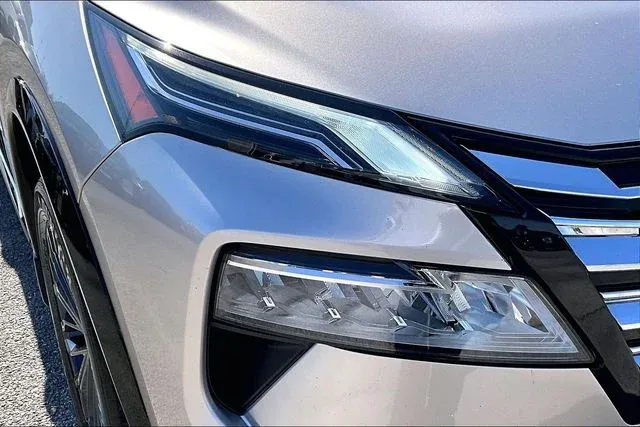 2025 Nissan Rogue Platinum thumbnail 32