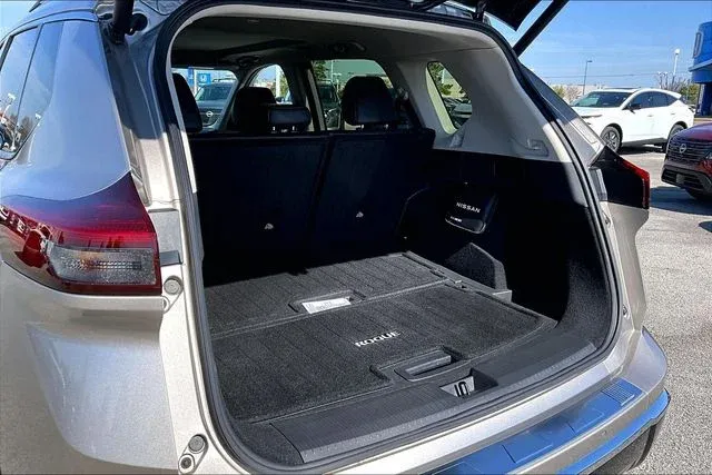 2025 Nissan Rogue Platinum thumbnail 35