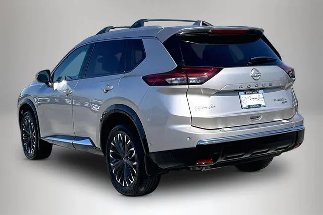 2025 Nissan Rogue Platinum thumbnail 4