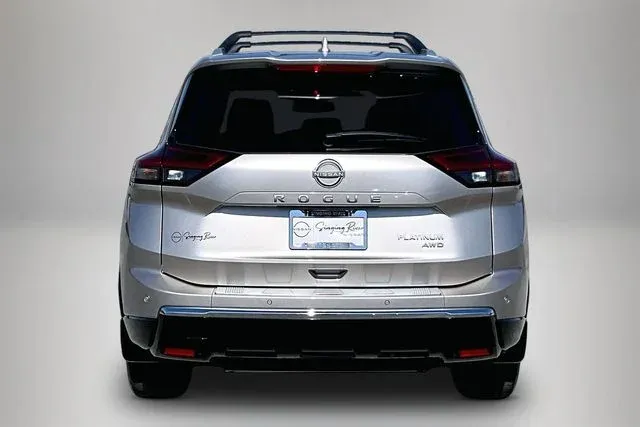 2025 Nissan Rogue Platinum thumbnail 6