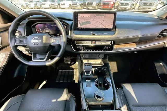 2025 Nissan Rogue Platinum thumbnail 7