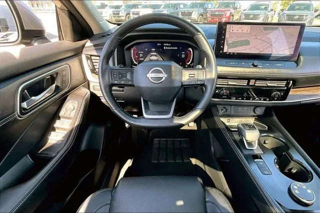 2025 Nissan Rogue Platinum thumbnail 8