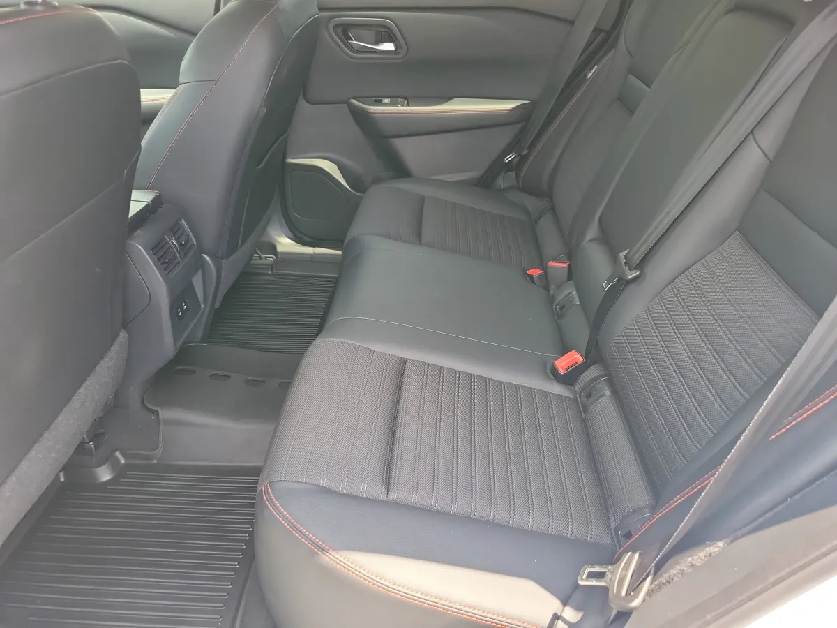 2025 Nissan Rogue Rock Creek thumbnail 9