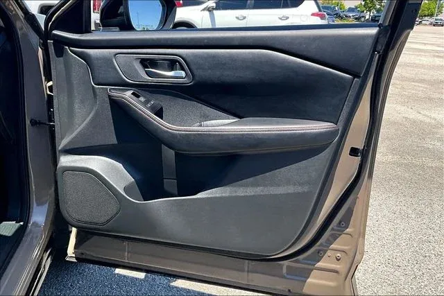 2025 Nissan Rogue Rock Creek thumbnail 27