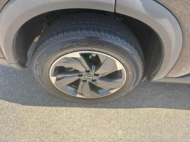 2025 Nissan Rogue SV thumbnail 10