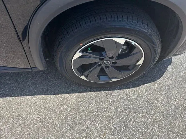 2025 Nissan Rogue SV thumbnail 11