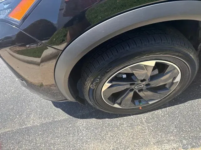 2025 Nissan Rogue SV thumbnail 12