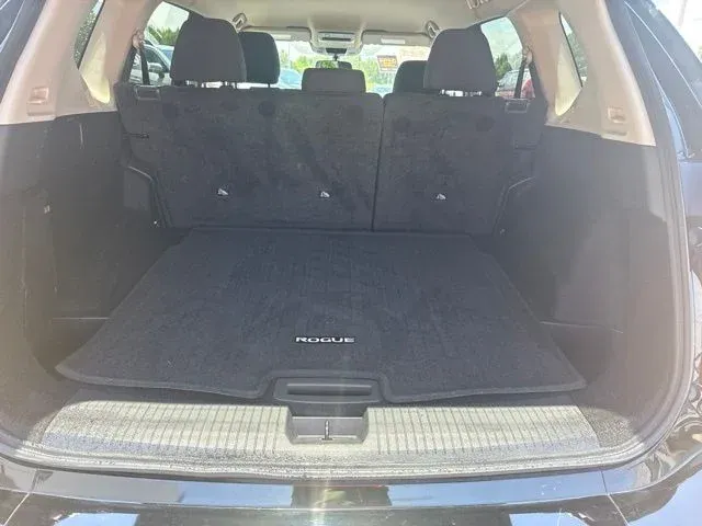 2025 Nissan Rogue SV thumbnail 14
