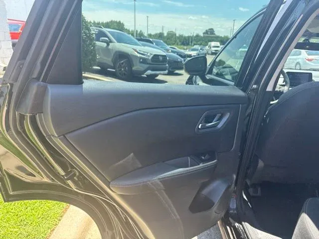 2025 Nissan Rogue SV thumbnail 15