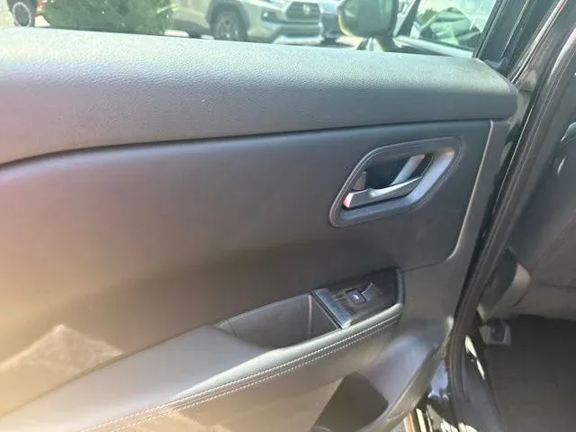 2025 Nissan Rogue SV thumbnail 16