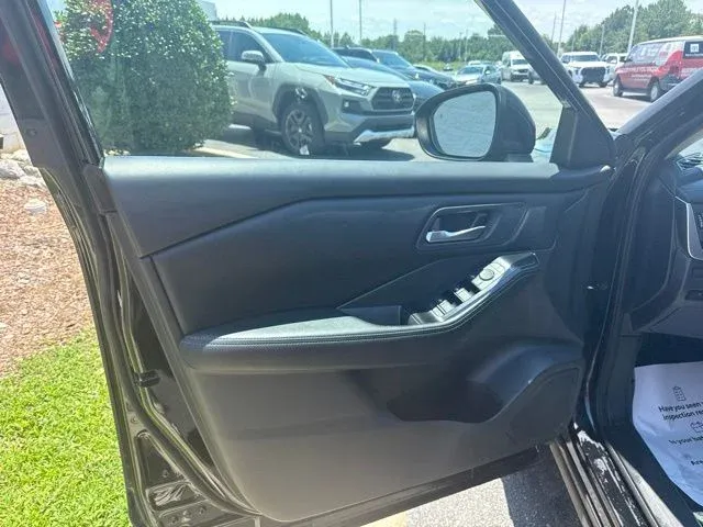 2025 Nissan Rogue SV thumbnail 22