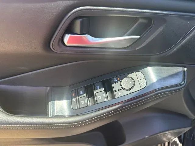 2025 Nissan Rogue SV thumbnail 23