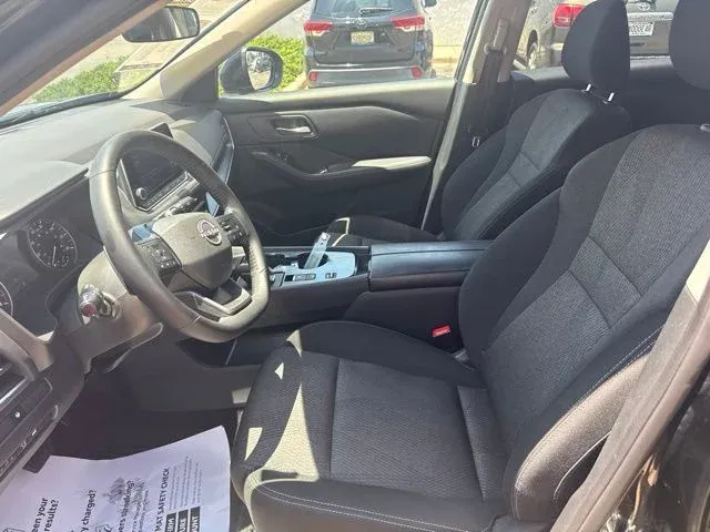 2025 Nissan Rogue SV thumbnail 25