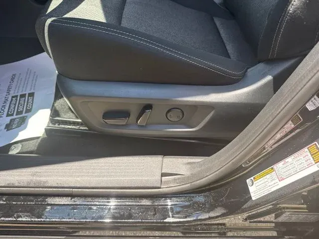 2025 Nissan Rogue SV thumbnail 26