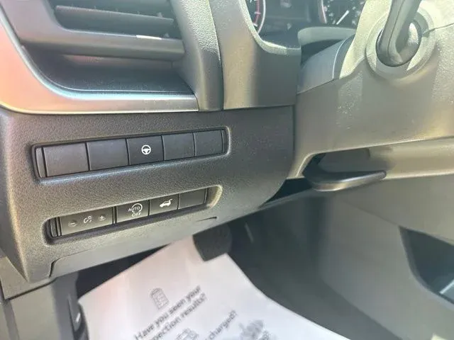 2025 Nissan Rogue SV thumbnail 29