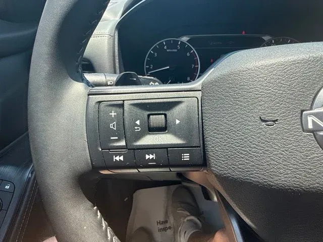 2025 Nissan Rogue SV thumbnail 31