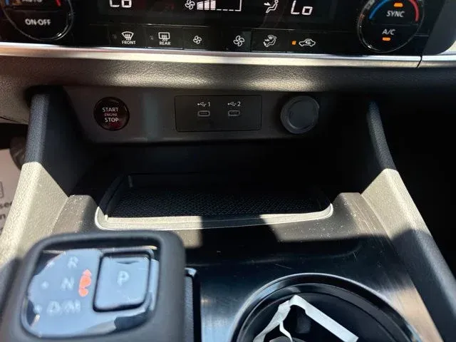 2025 Nissan Rogue SV thumbnail 38