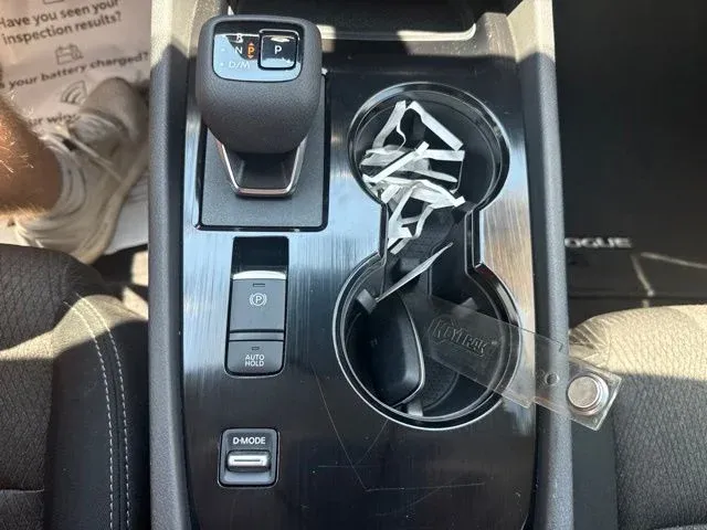 2025 Nissan Rogue SV thumbnail 39