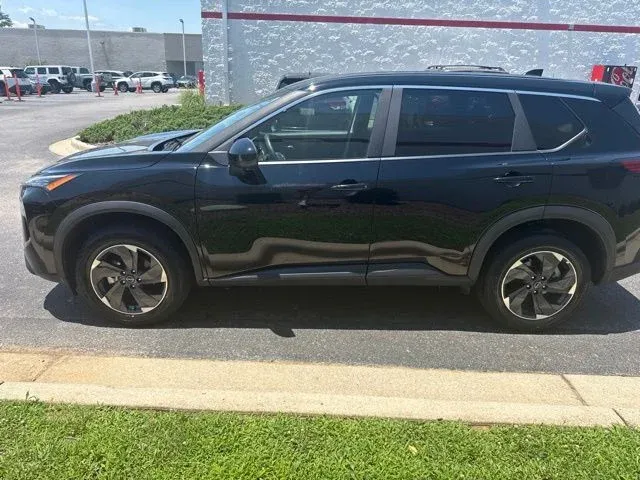 2025 Nissan Rogue SV thumbnail 4