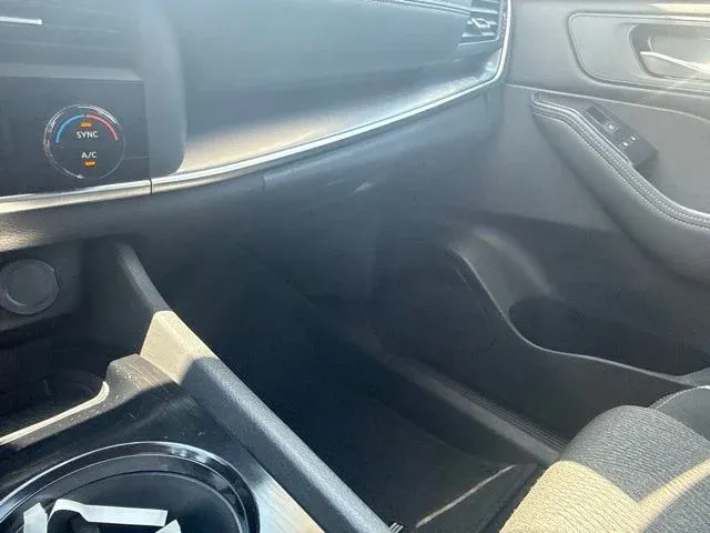 2025 Nissan Rogue SV thumbnail 42