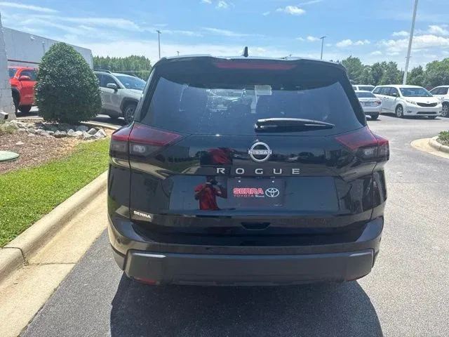 2025 Nissan Rogue SV thumbnail 6
