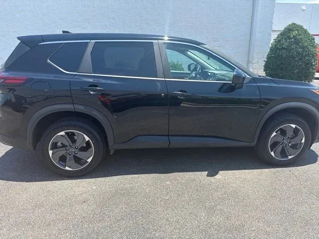 2025 Nissan Rogue SV thumbnail 8