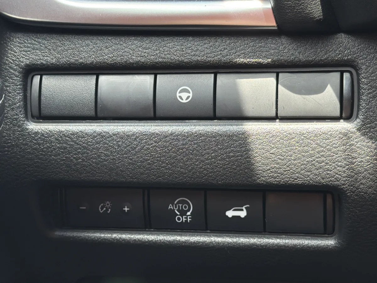 2025 Nissan Rogue SV thumbnail 15