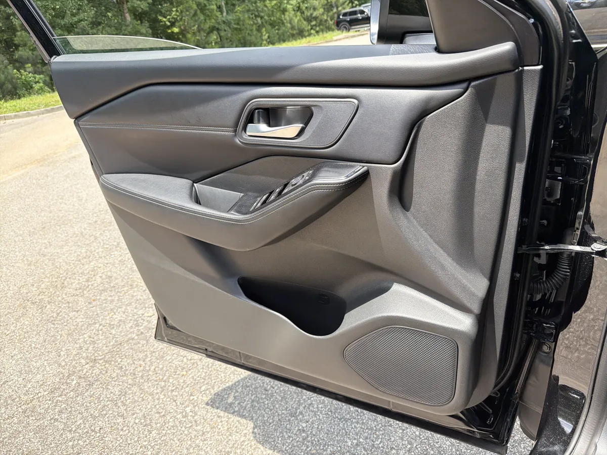 2025 Nissan Rogue SV thumbnail 16