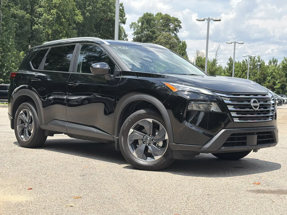 2025 Nissan Rogue SV thumbnail 2