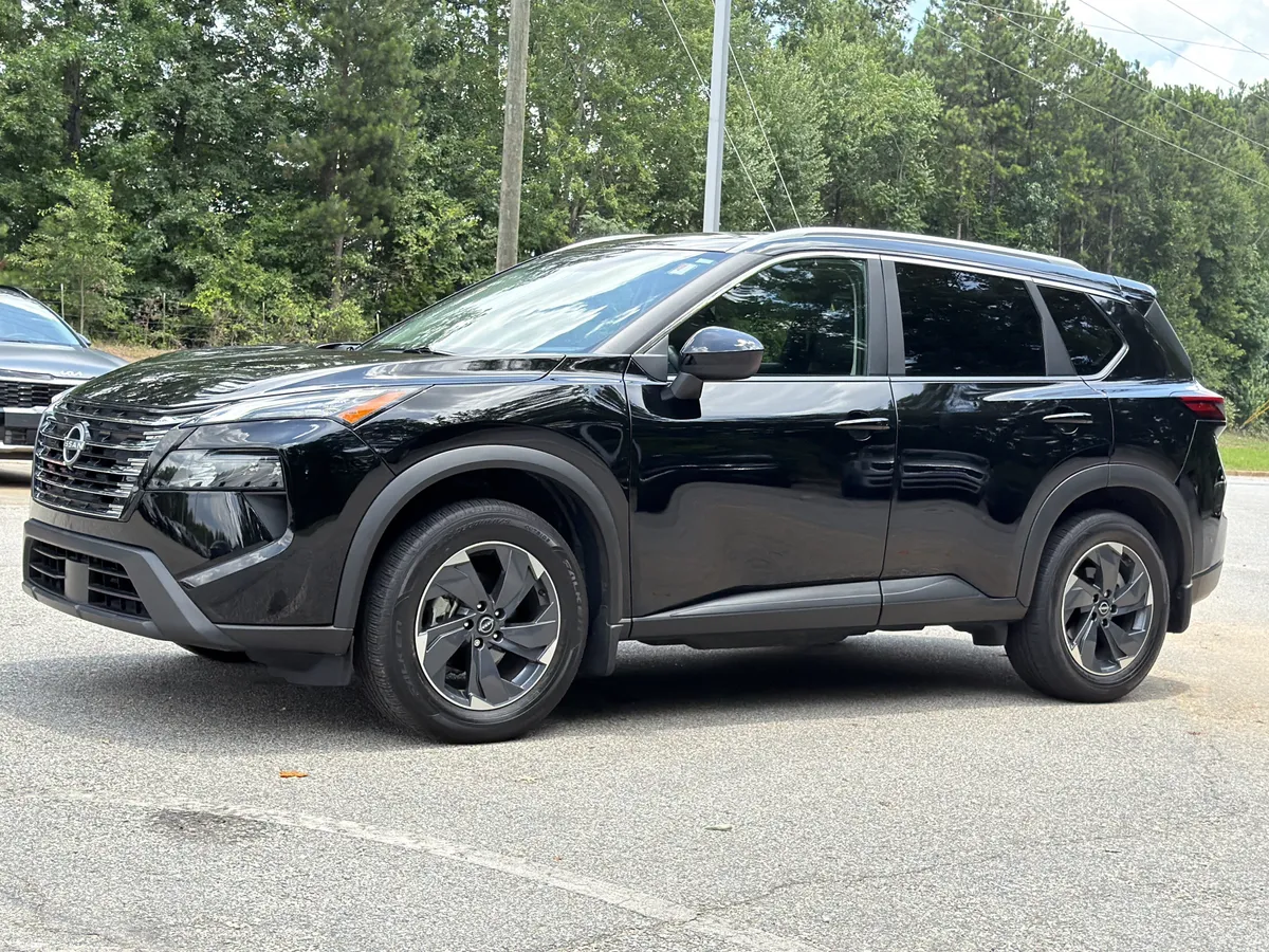 2025 Nissan Rogue SV thumbnail 23
