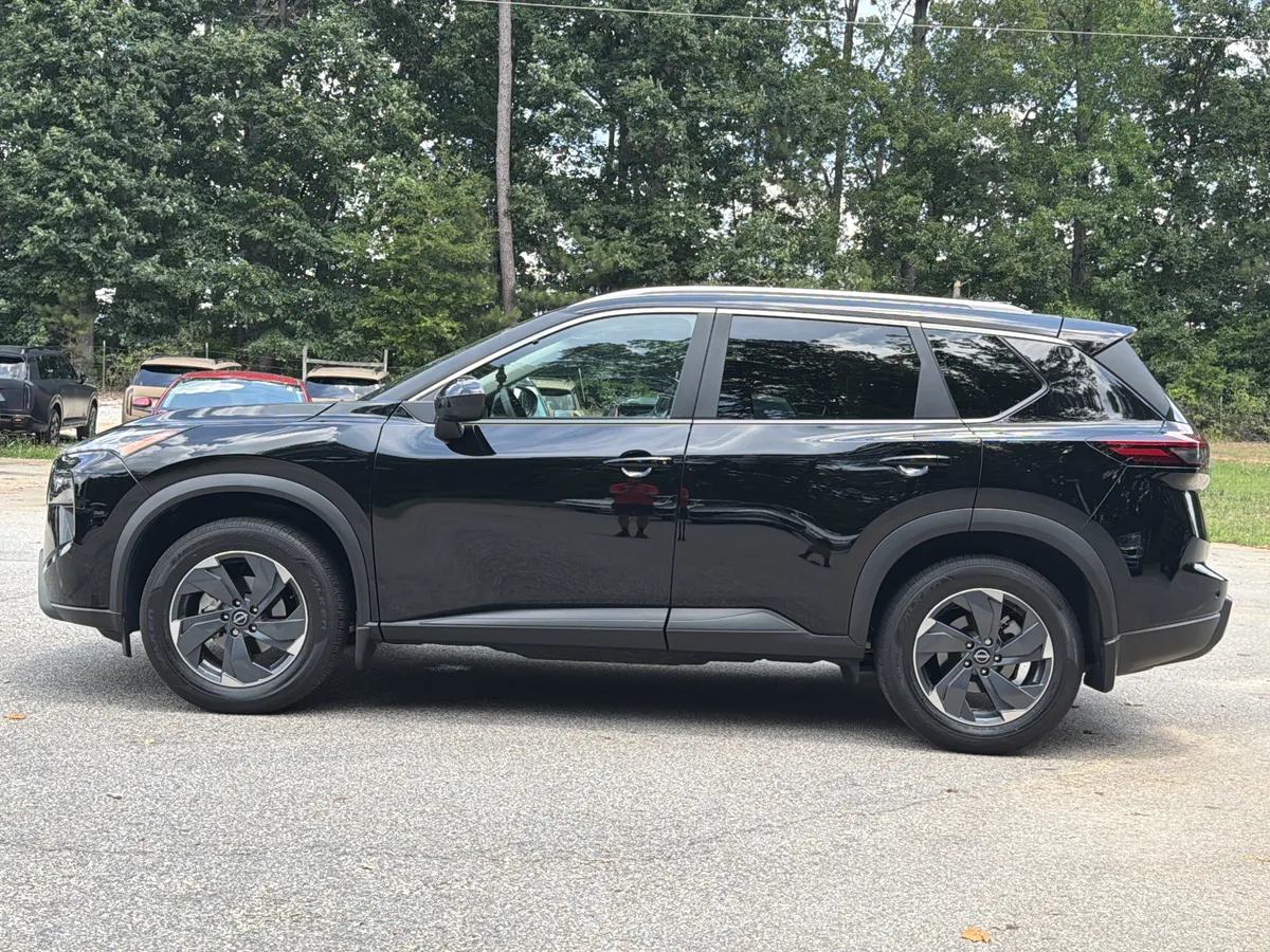 2025 Nissan Rogue SV thumbnail 24