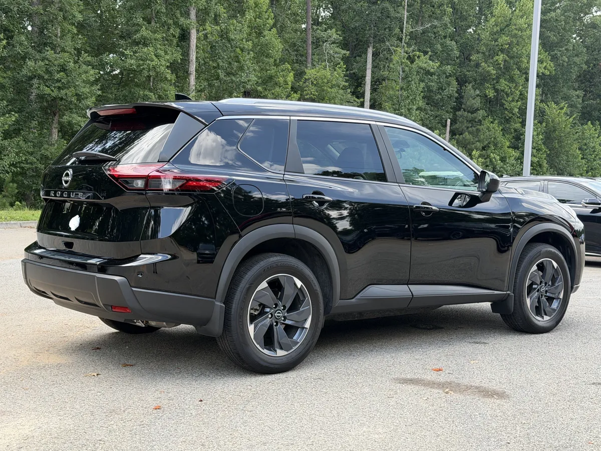 2025 Nissan Rogue SV thumbnail 26