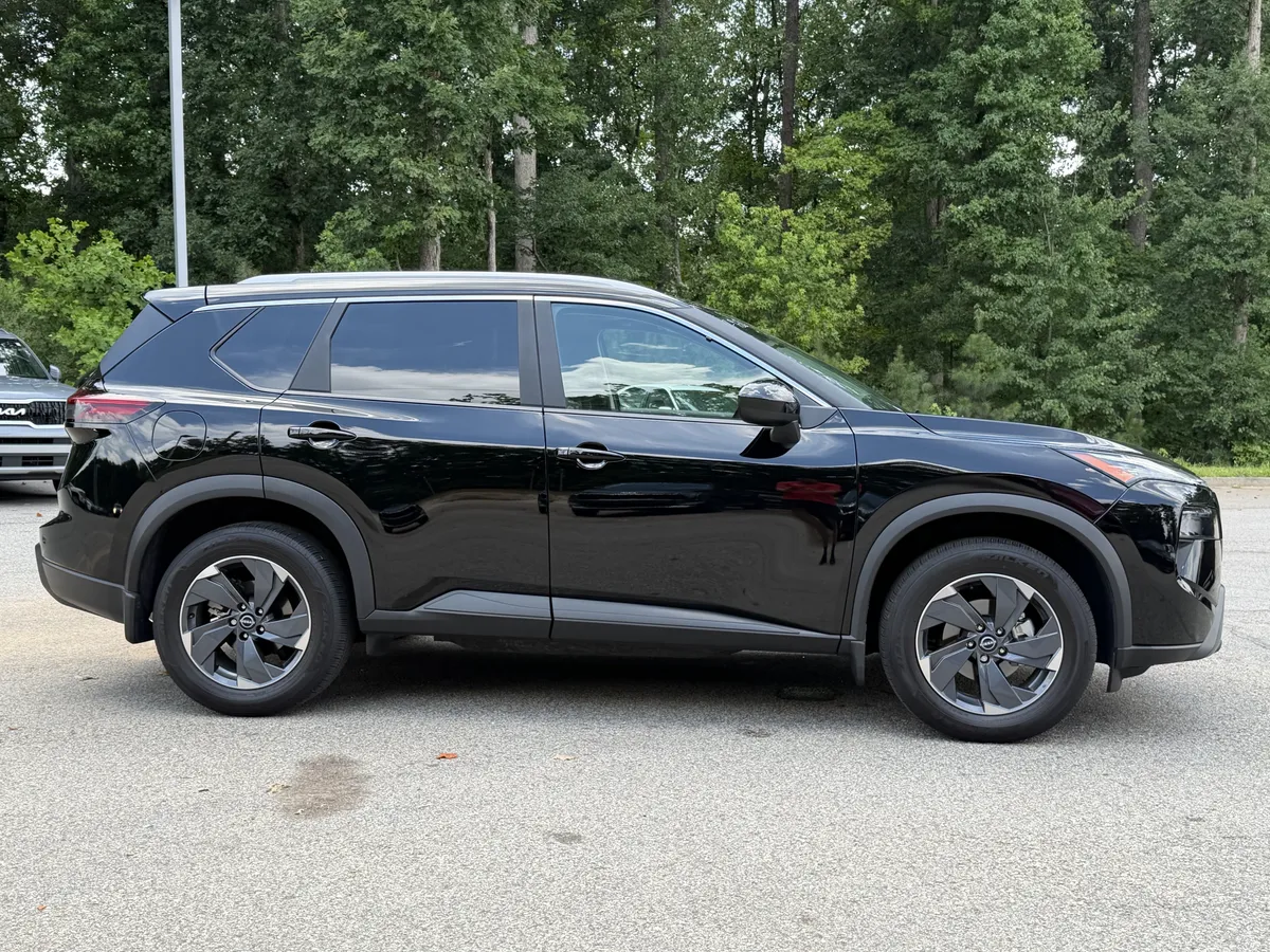 2025 Nissan Rogue SV thumbnail 28