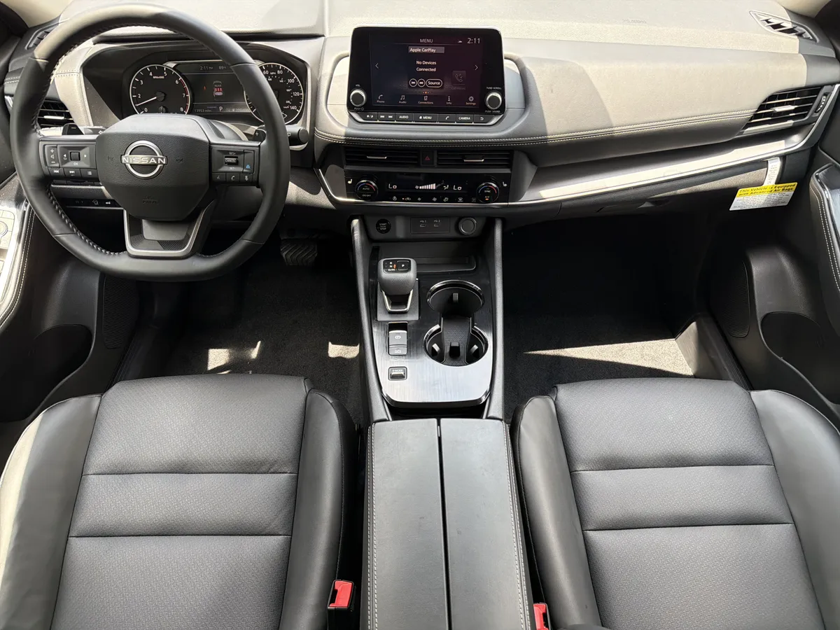 2025 Nissan Rogue SV thumbnail 3